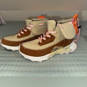 Holo Quorra Boots. Sand color with Orange Accents. Size 6.5 women’s NWT